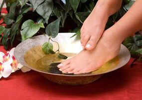 Bathing with household soap against the foot mushroom of the foot